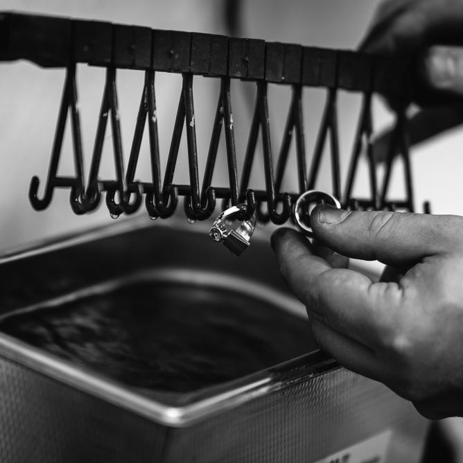 cleaning jewellery with an ultrasonic cleaner.jpg